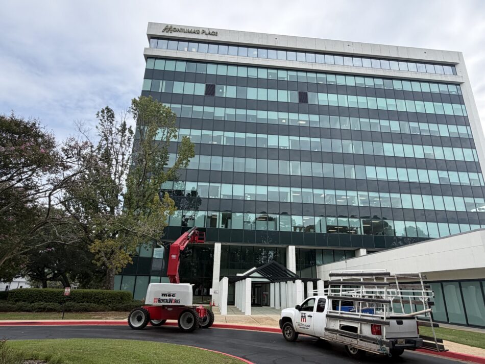 Universal Glass lift truck replacing commercial window glass on a high-rise office building in Mobile, AL